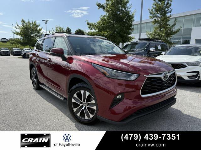 Photo of 2022 Pearl Toyota Highlander