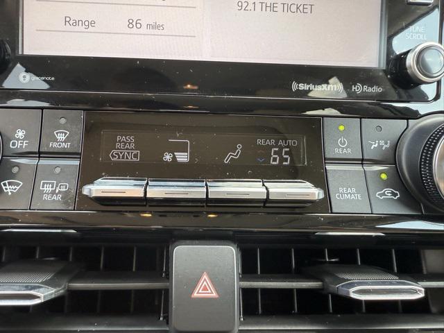 Photo of 2022 Pearl Toyota Highlander
