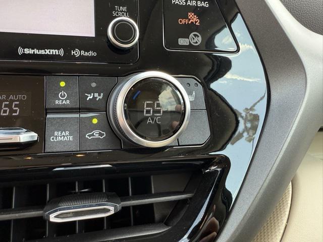 Photo of 2022 Pearl Toyota Highlander