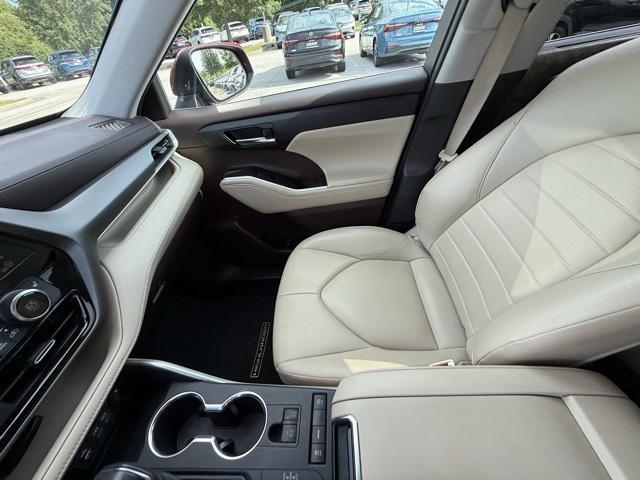 Photo of 2022 Pearl Toyota Highlander