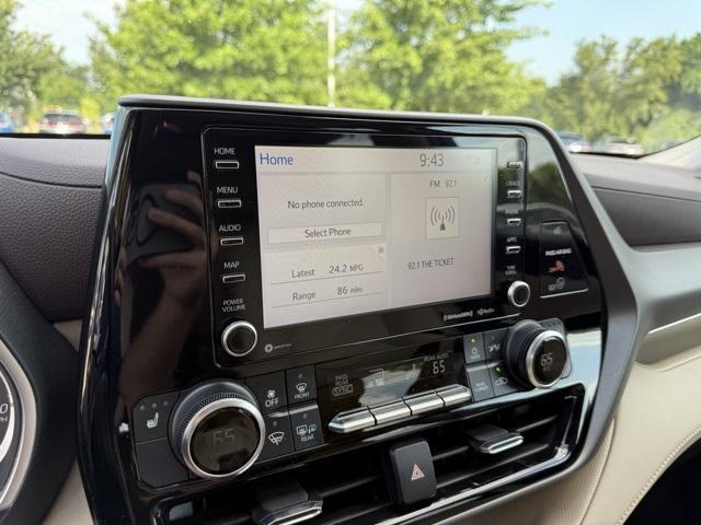 Photo of 2022 Pearl Toyota Highlander