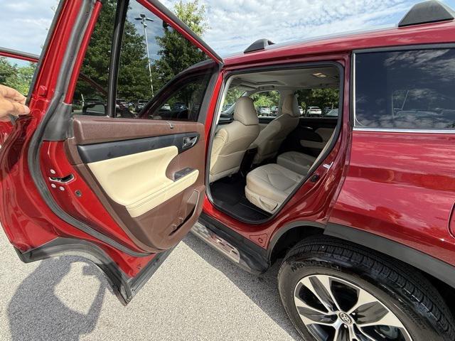 Photo of 2022 Pearl Toyota Highlander