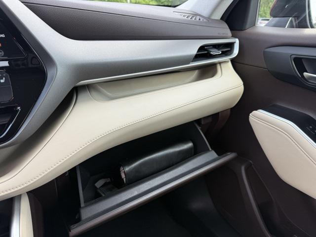 Photo of 2022 Pearl Toyota Highlander