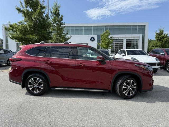 Photo of 2022 Pearl Toyota Highlander
