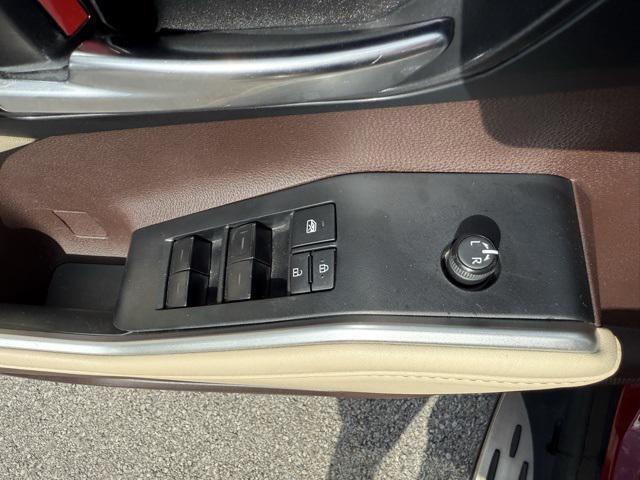 Photo of 2022 Pearl Toyota Highlander