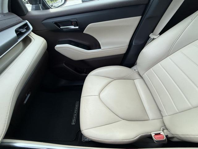 Photo of 2022 Pearl Toyota Highlander