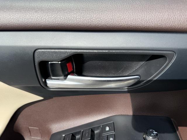 Photo of 2022 Pearl Toyota Highlander