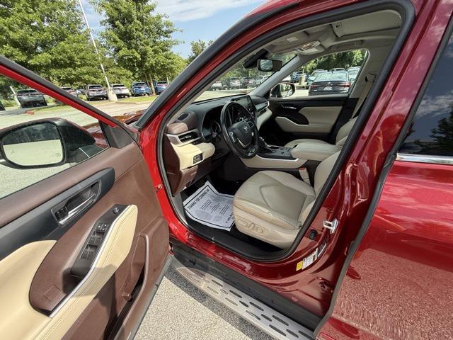 Photo of 2022 Pearl Toyota Highlander