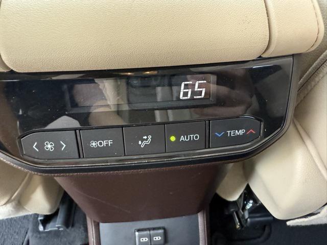 Photo of 2022 Pearl Toyota Highlander