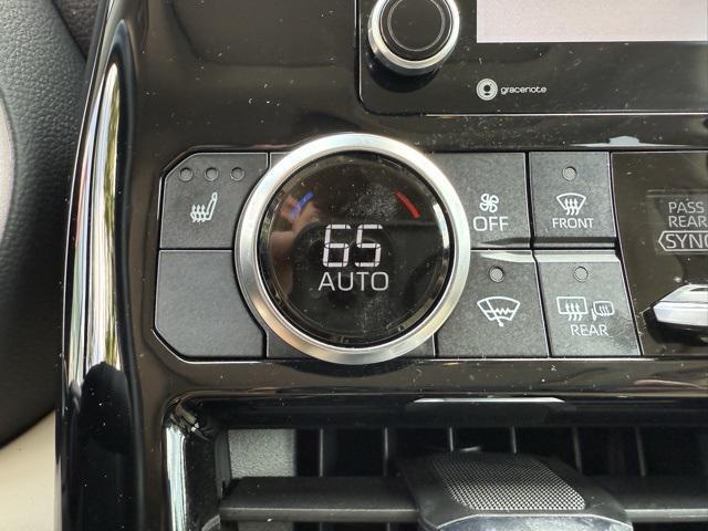 Photo of 2022 Pearl Toyota Highlander