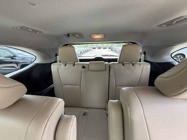 Photo of 2022 Pearl Toyota Highlander