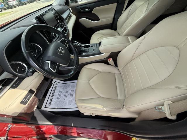 Photo of 2022 Pearl Toyota Highlander