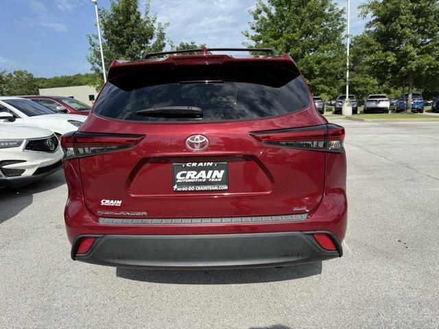Photo of 2022 Pearl Toyota Highlander