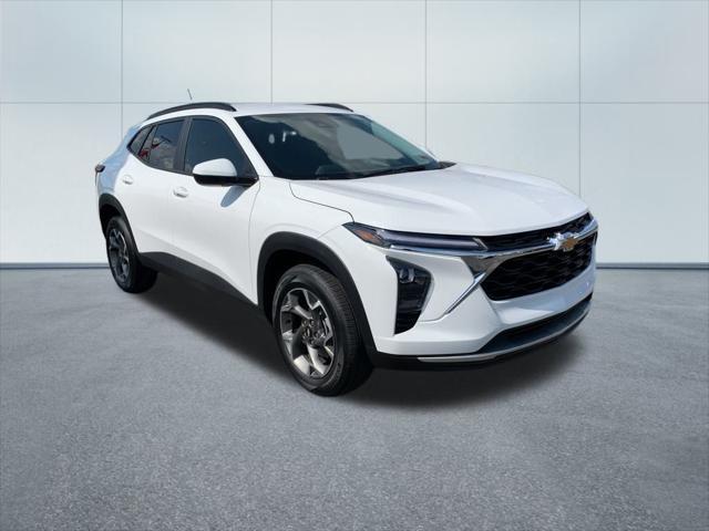 Photo of 2025 Summit White Chevrolet Trax