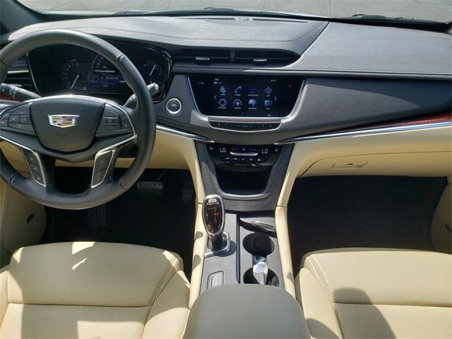 Photo of 2019 Radiant Silver Metallic Cadillac XT5