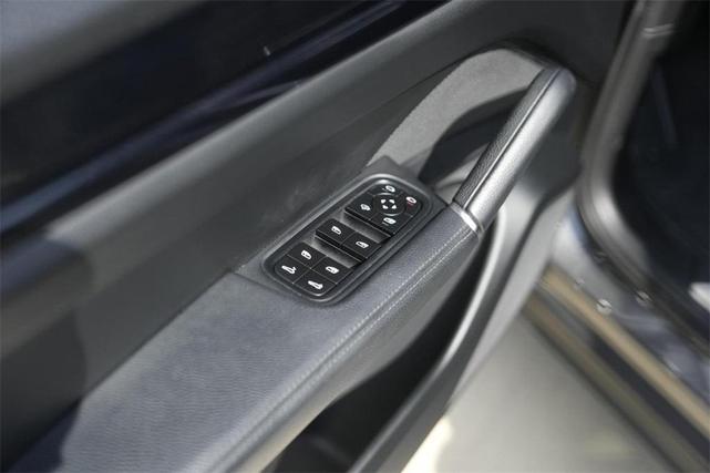 Photo of 2022 Quartzite Grey Metallic Porsche Cayenne