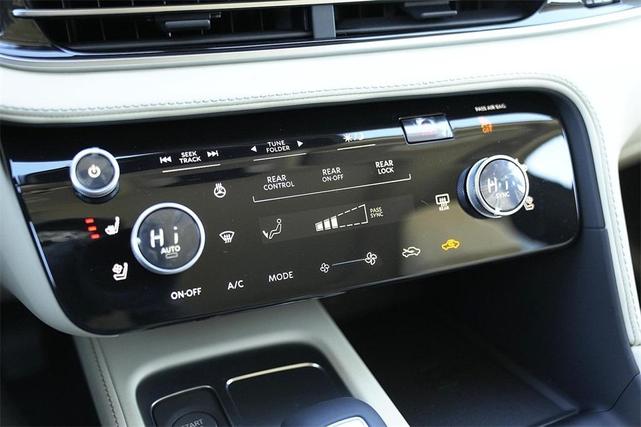 Photo of 2025 Majestic White INFINITI QX60