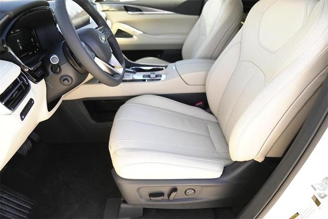 Photo of 2025 Majestic White INFINITI QX60