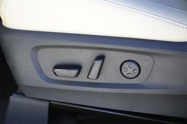 Photo of 2025 Majestic White INFINITI QX60