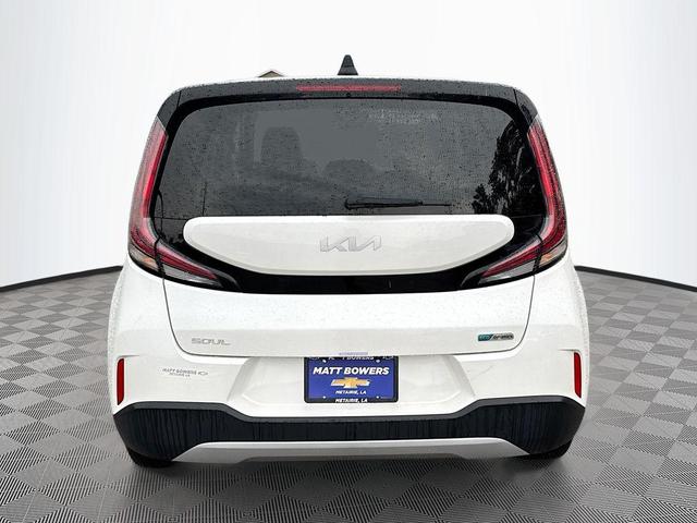 Photo of 2023 Snow White Pearl Kia Soul