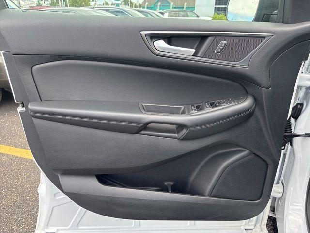 Photo of 2022 Oxford White Ford Edge