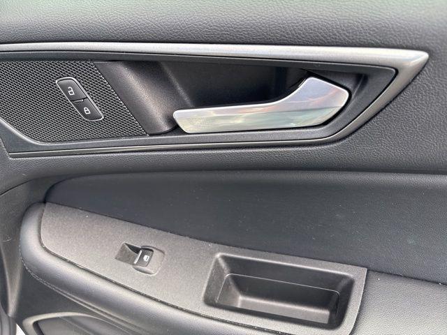 Photo of 2022 Oxford White Ford Edge