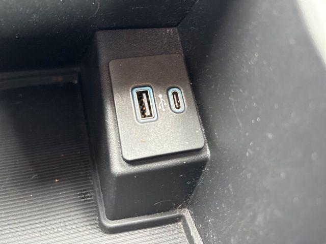 Photo of 2022 Oxford White Ford Edge
