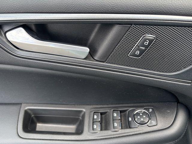 Photo of 2022 Oxford White Ford Edge