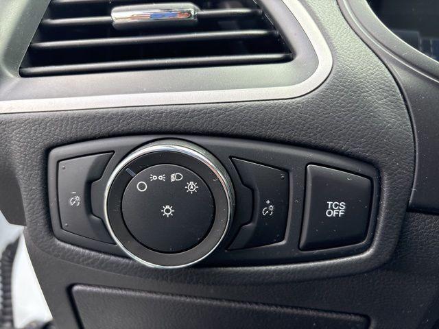 Photo of 2022 Oxford White Ford Edge
