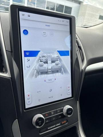 Photo of 2022 Oxford White Ford Edge