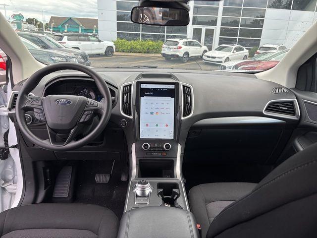 Photo of 2022 Oxford White Ford Edge