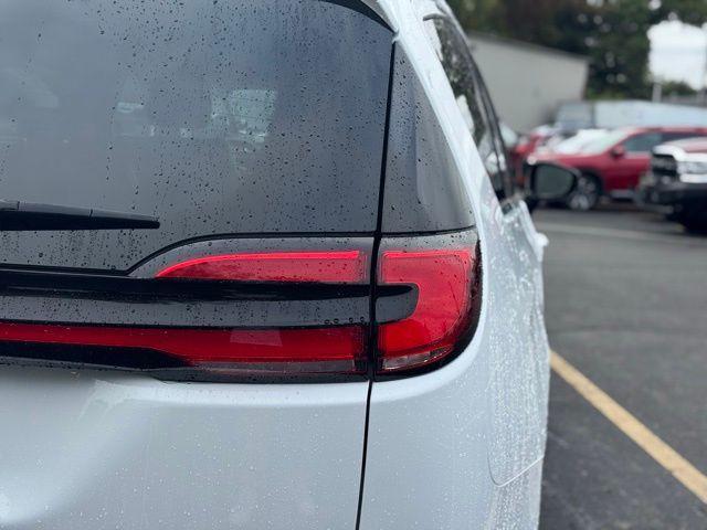Photo of 2024 Bright White Clearcoat Chrysler Pacifica