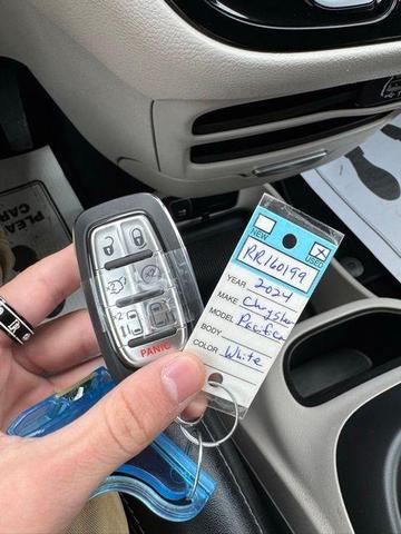 Photo of 2024 Bright White Clearcoat Chrysler Pacifica