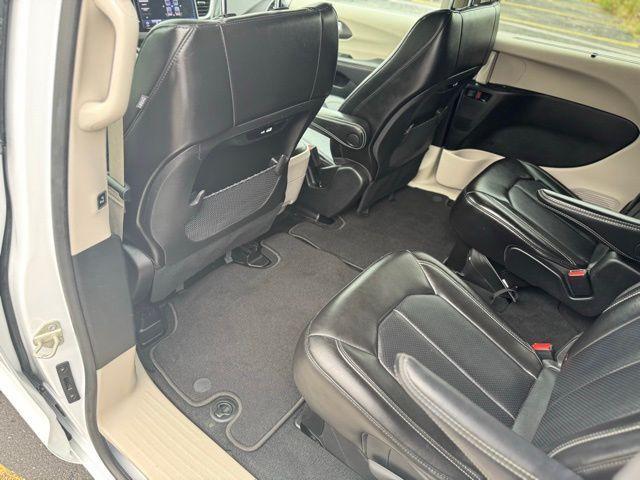 Photo of 2024 Bright White Clearcoat Chrysler Pacifica
