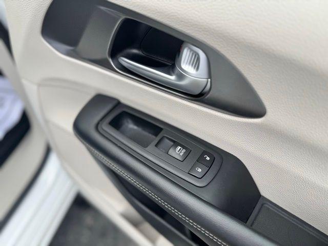 Photo of 2024 Bright White Clearcoat Chrysler Pacifica