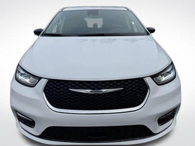 Photo of 2024 Bright White Clearcoat Chrysler Pacifica