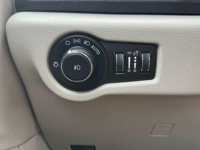 Photo of 2024 Bright White Clearcoat Chrysler Pacifica