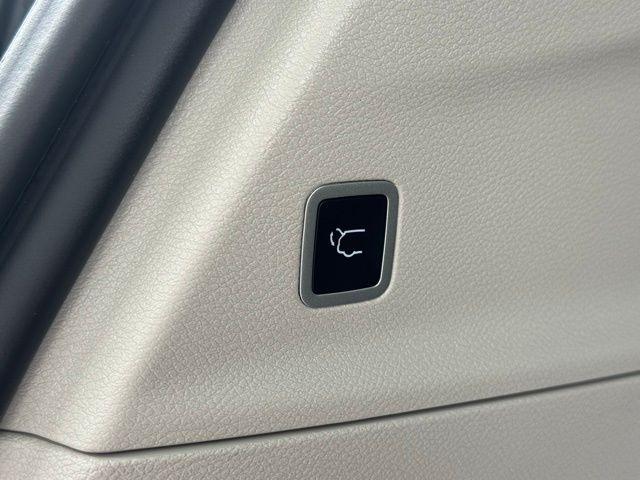 Photo of 2024 Bright White Clearcoat Chrysler Pacifica