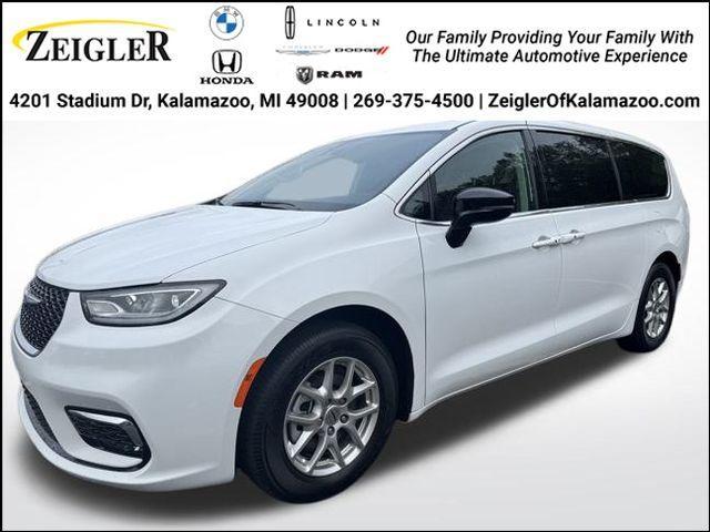 Photo of 2024 Bright White Clearcoat Chrysler Pacifica