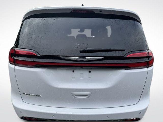 Photo of 2024 Bright White Clearcoat Chrysler Pacifica