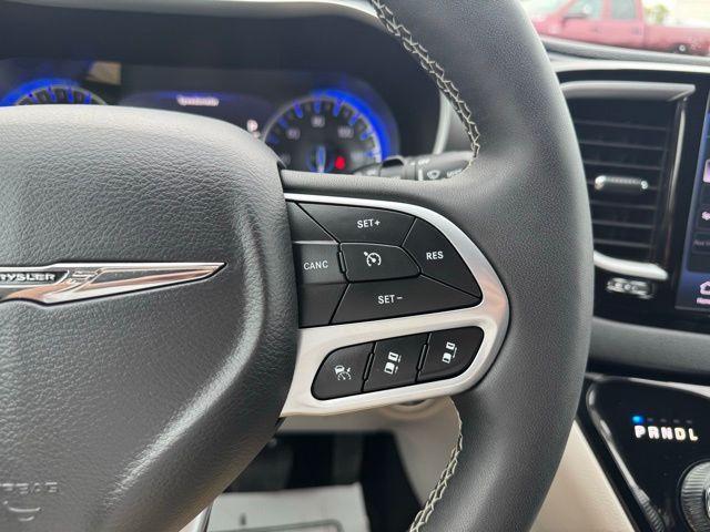 Photo of 2024 Bright White Clearcoat Chrysler Pacifica