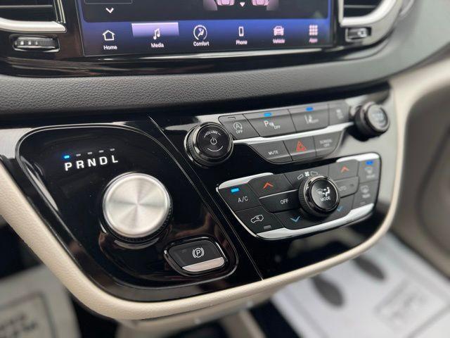 Photo of 2024 Bright White Clearcoat Chrysler Pacifica