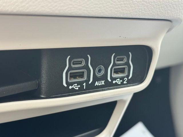 Photo of 2024 Bright White Clearcoat Chrysler Pacifica