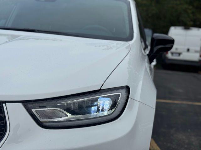 Photo of 2024 Bright White Clearcoat Chrysler Pacifica
