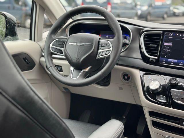 Photo of 2024 Bright White Clearcoat Chrysler Pacifica