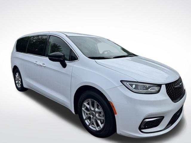 Photo of 2024 Bright White Clearcoat Chrysler Pacifica