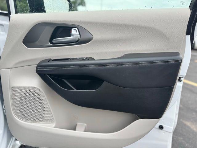Photo of 2024 Bright White Clearcoat Chrysler Pacifica