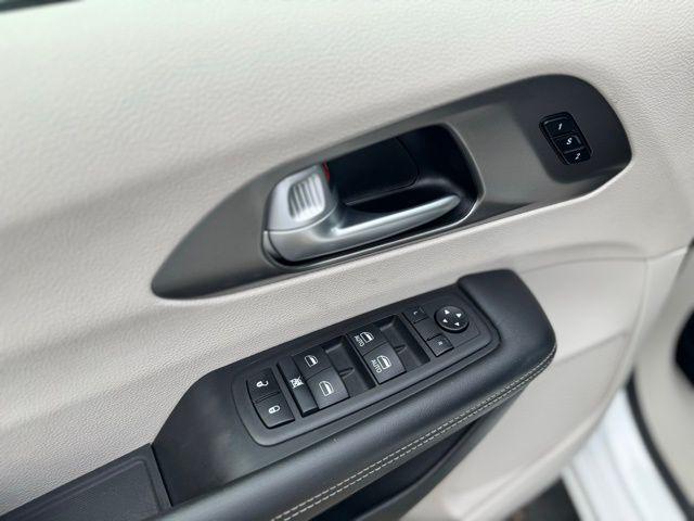 Photo of 2024 Bright White Clearcoat Chrysler Pacifica