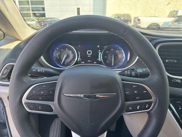 Photo of 2024 Silver Mist Clearcoat Chrysler Pacifica