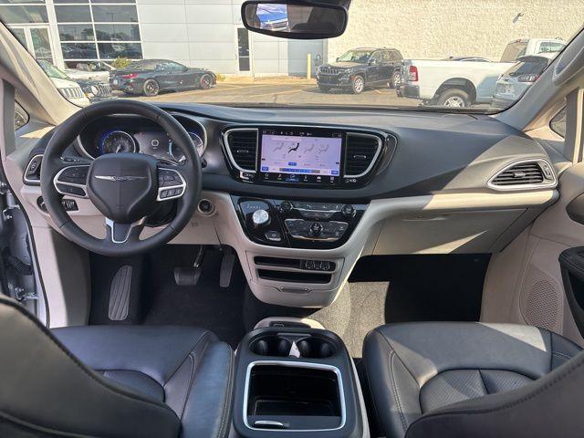 Photo of 2024 Silver Mist Clearcoat Chrysler Pacifica